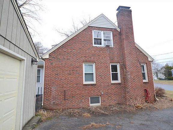 4th image of 104 Portsmouth Ave