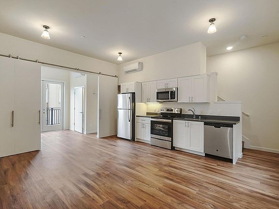 Each town home has a great room with 10'-6" ceilings and a sliding wall to create an additional bedroom, a private office, or a media room.