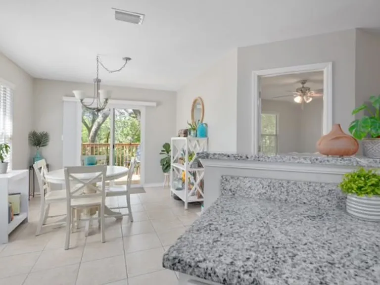 1270 Laura Ln — Photo 8