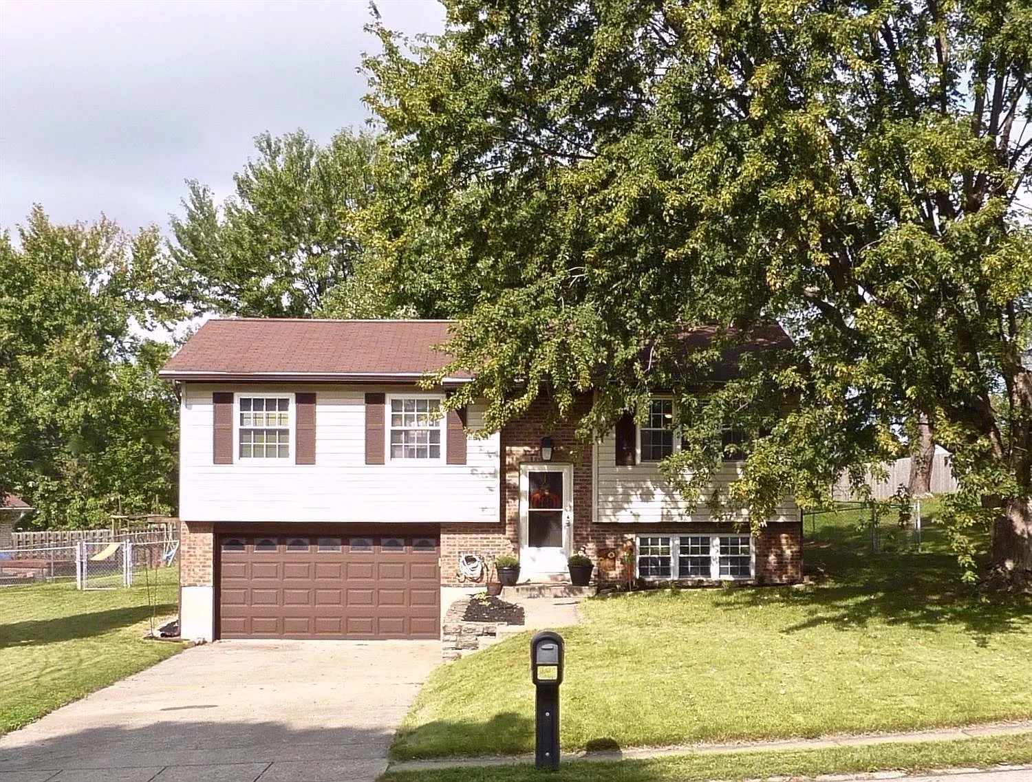 715 Lakeshore Dr photo 1