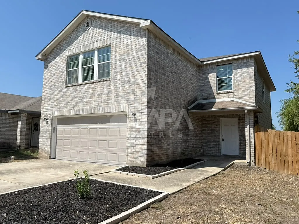 3 bed, 2.5 bath, 2330 sqft, $2,300 — Photo 2