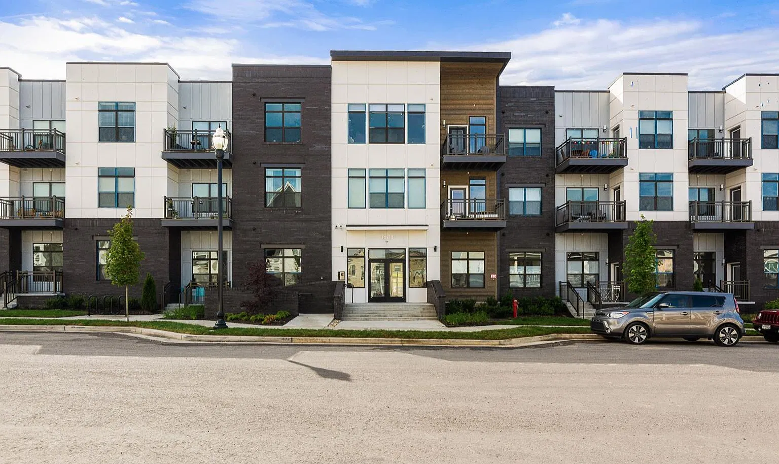 1 bed, 887 sqft, $1,799 — Photo 1