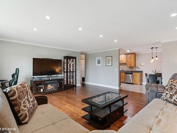 4th image of 1747 W Crystal Ln Unit 608
