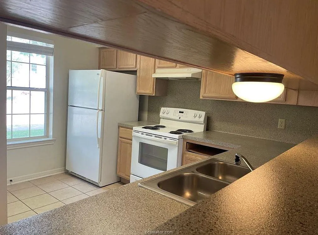 3 bed, 2.5 bath, $1,200 — Photo 4