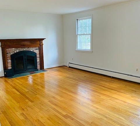 3rd image of 20 Tarry Brook Dr