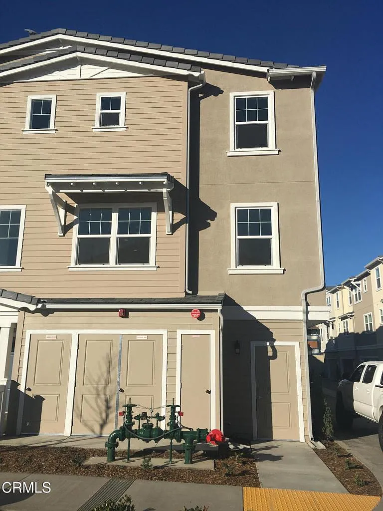 4 bed, 3.5 bath, 2207 sqft, $3,950 — Photo 2