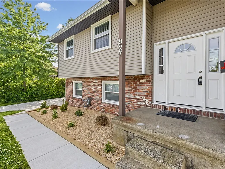 927 Edgemoor Rd — Photo 2