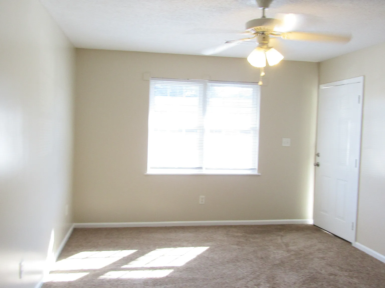2 bed, 1.5 bath, 1100 sqft, $995 — Photo 2
