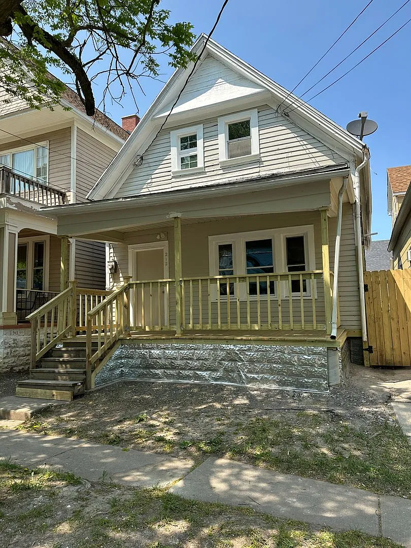 Spacious 5-Bedroom Home with 2 Full Baths, Freshly Rehabbed, Ready to rent — Photo 1