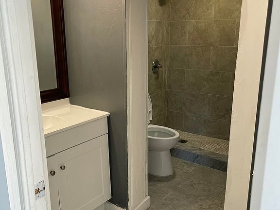 5th image of 634 W Green St