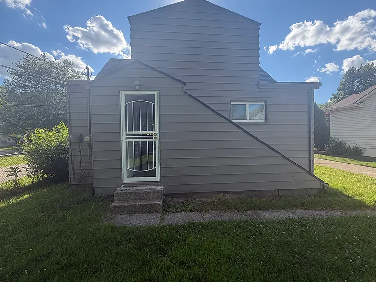 22050 Pleasant Ave #1 — Photo 8