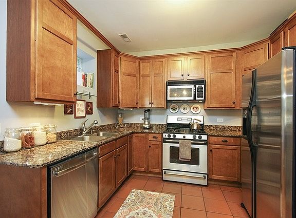 5th image of 2435 N Washtenaw Ave #1