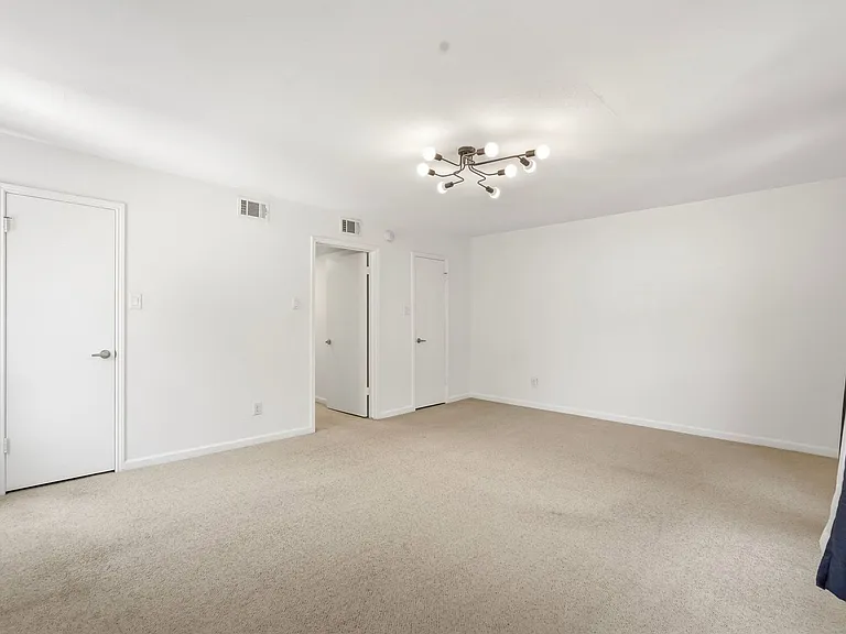 450 N Post Oak Ln — Photo 18