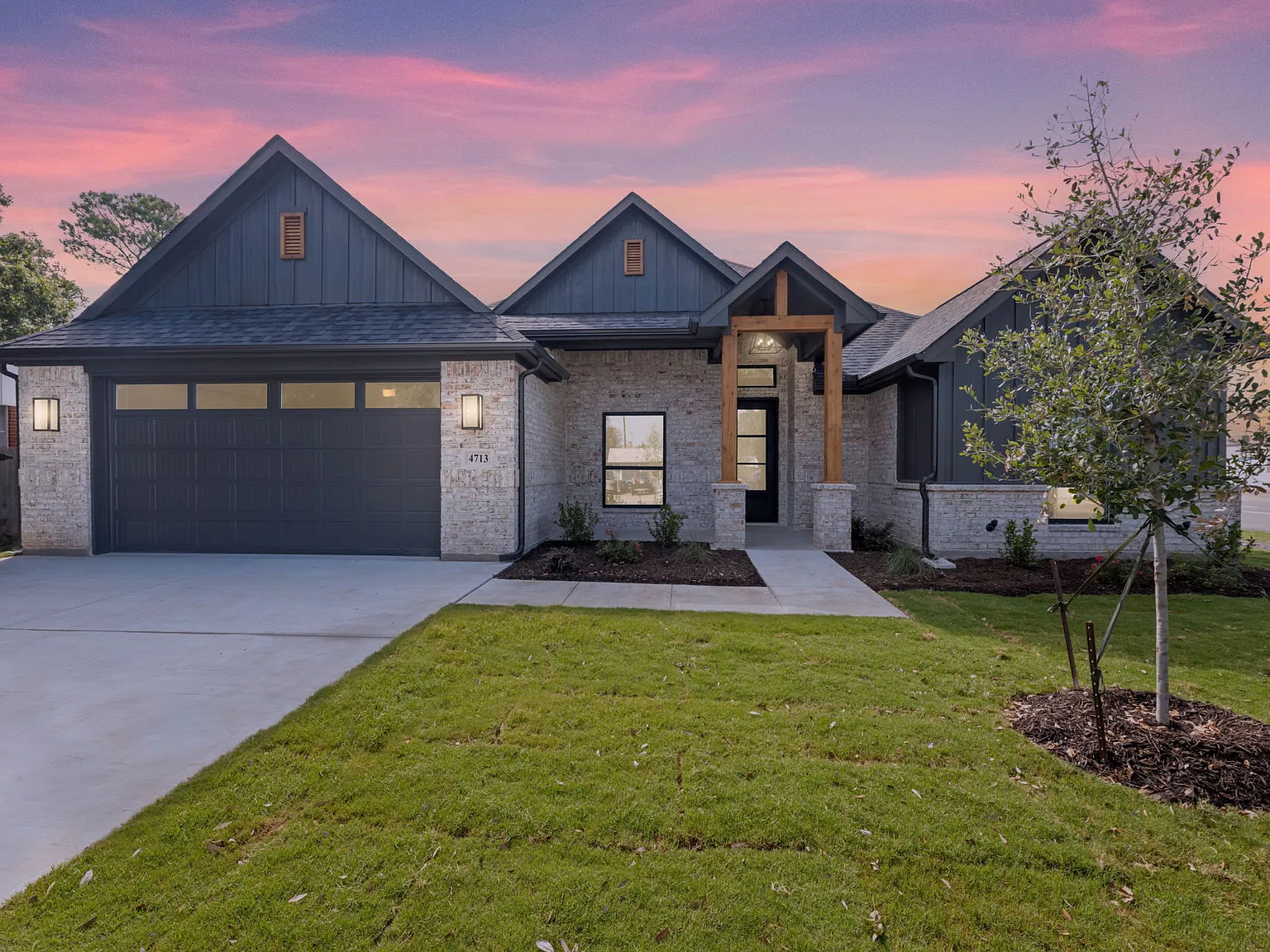 4 bed, 2.5 bath, 2095 sqft, $2,900 — Photo 2
