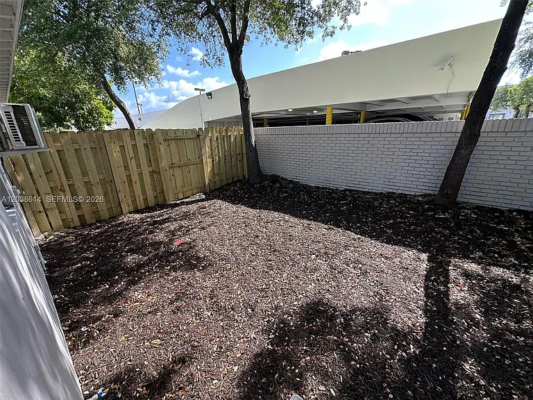 417 SE 14th Ct #1 — Photo 16