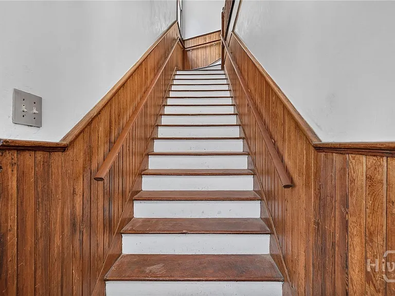 114 W Waldburg St — Photo 10