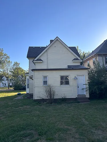 1106 Portage Ave Photo 1