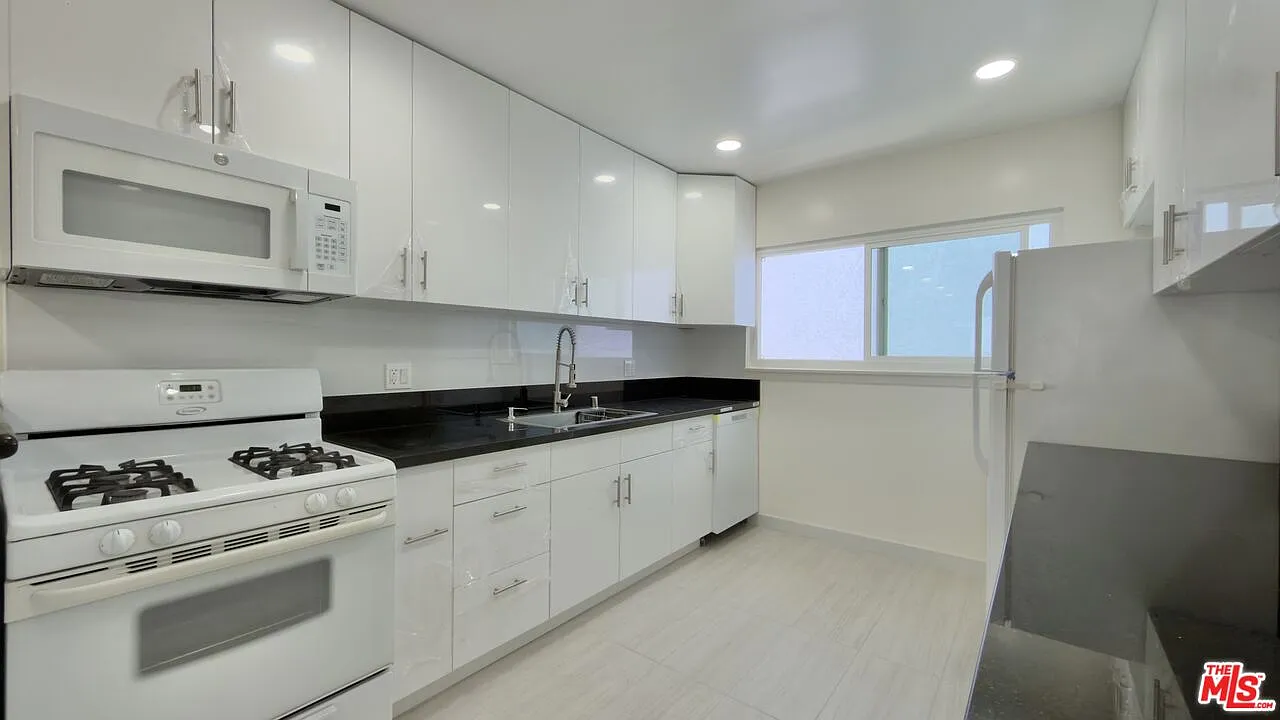 2 bed, 1.0 bath, 850 sqft, $2,995 — Photo 3