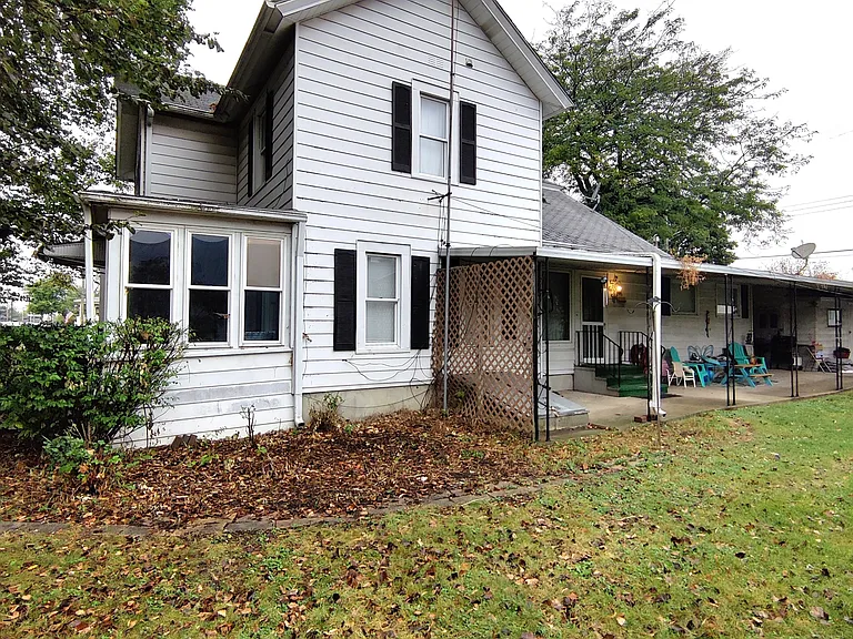 242 W Lincoln Ave — Photo 2