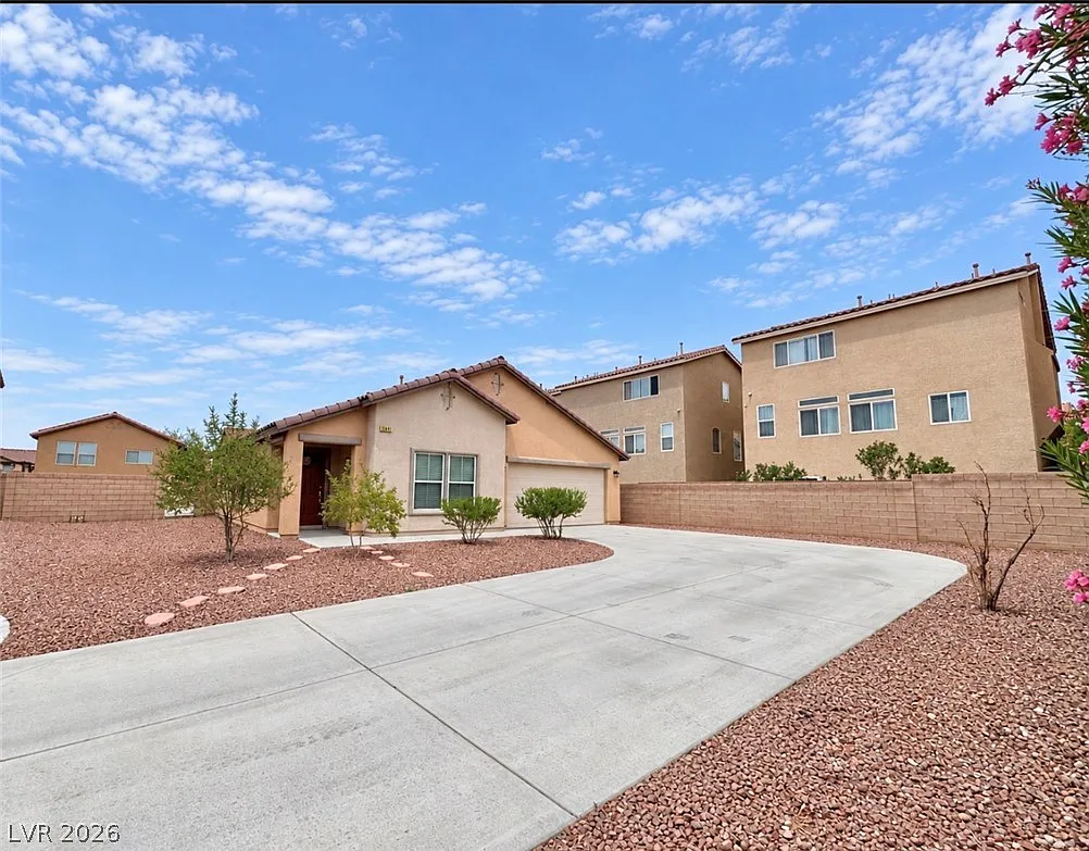 3 bed, 2.0 bath, 1798 sqft, $2,300 — Photo 3