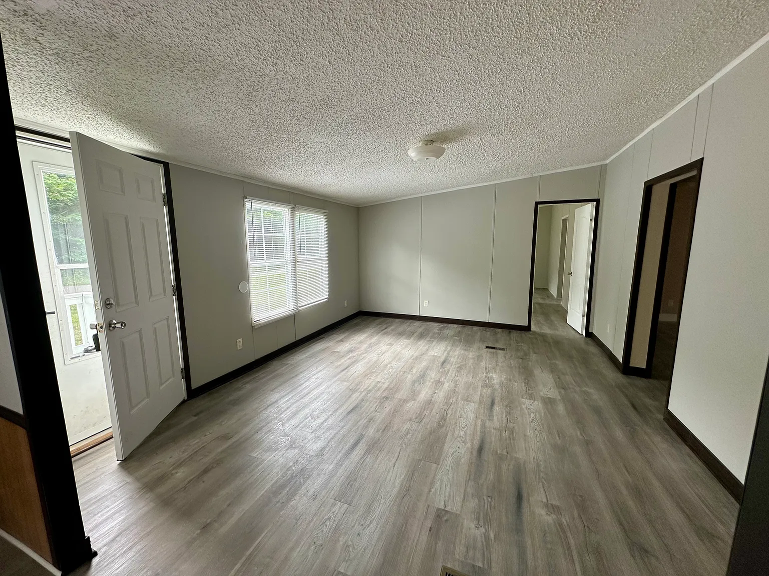 3 bed, 2000 sqft, $1,275 — Photo 2