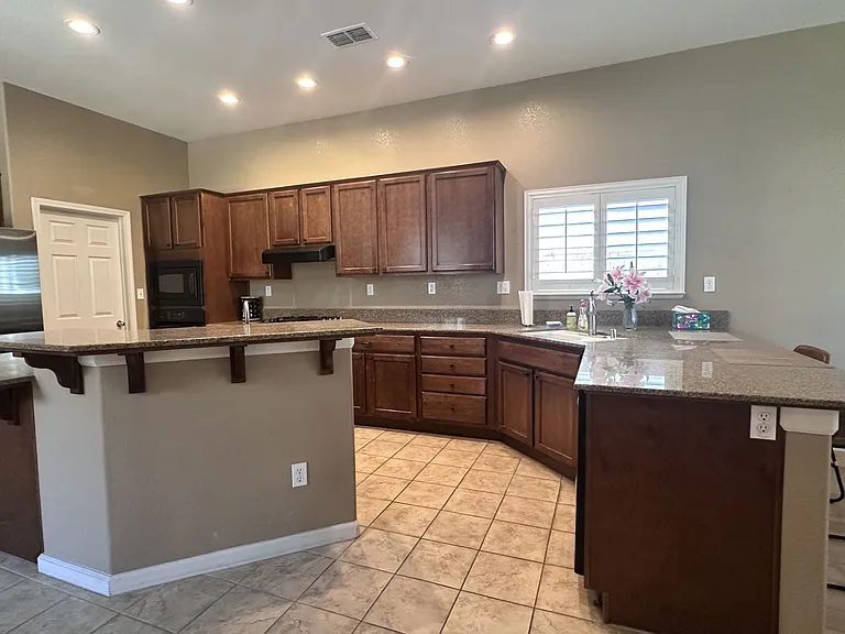 553 Rowland Ct — Photo 5
