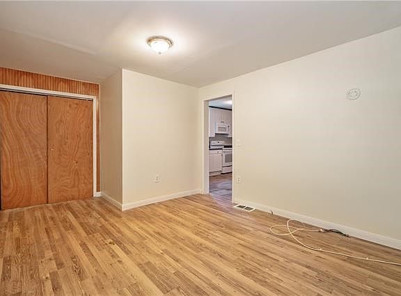4th image of 61 Beekman Dr