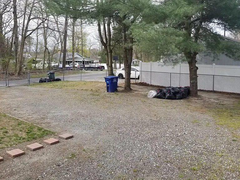 10,000 ft2 yard neat, clean. Close fence in yard.