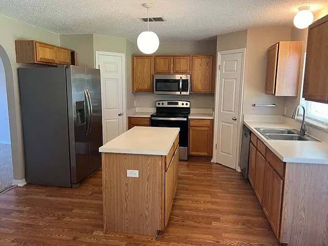 4 bed, 2.5 bath, 2200 sqft, $2,395 — Photo 2