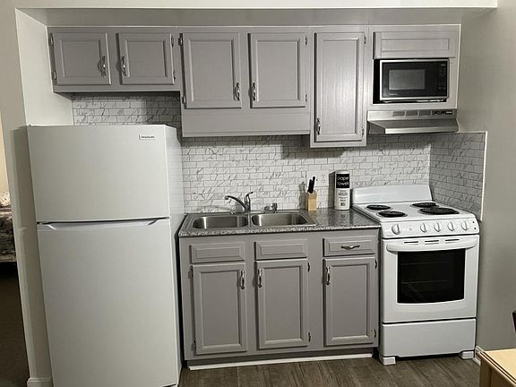 3rd image of 39 Brentwood Dr