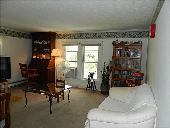 3rd image of 115 1/2 Henry St #115-1/2