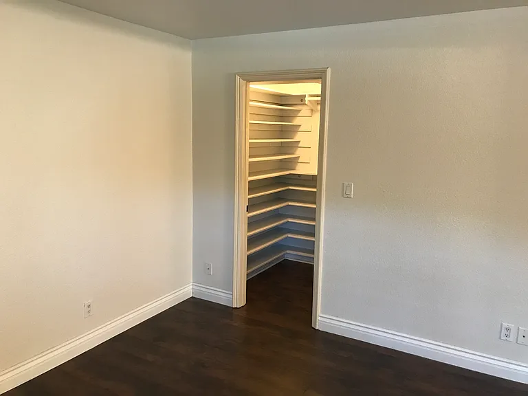 1000 Estes St #6 — Photo 3