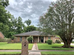 413 Huckleberry Dr, Lake Jackson, TX 77566