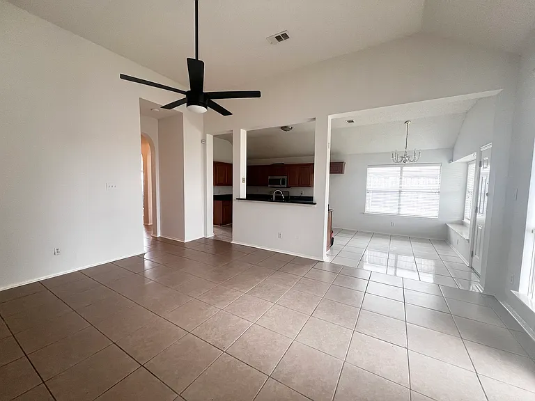 2277 Heatherdale Dr — Photo 6