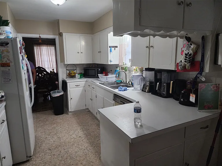 7903 Sharpview Dr — Photo 6