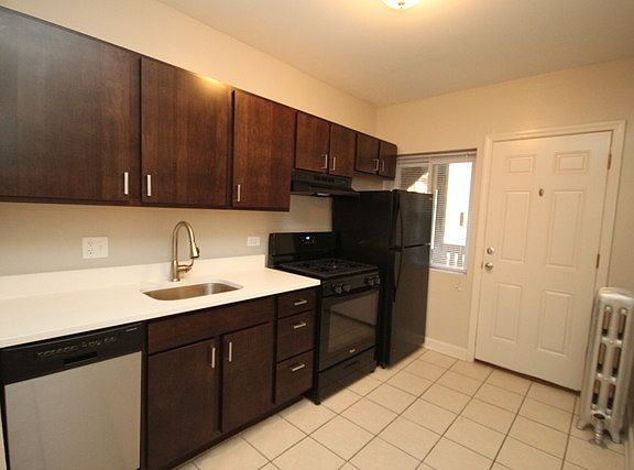 2nd image of 1338 W Argyle St APT 1S