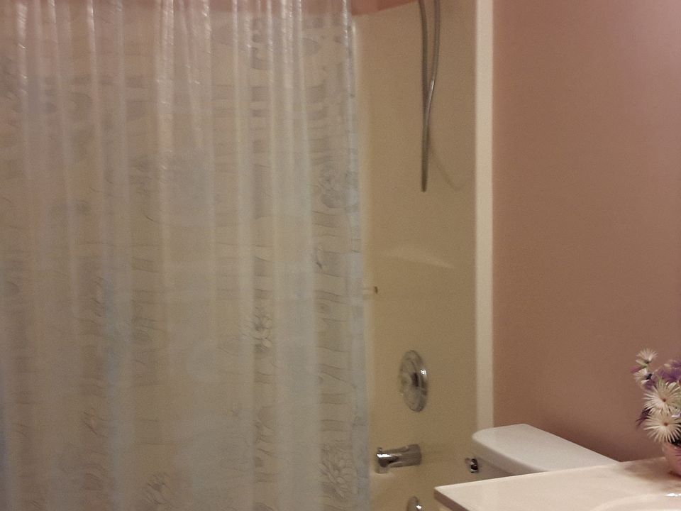 Full bath in hallway 