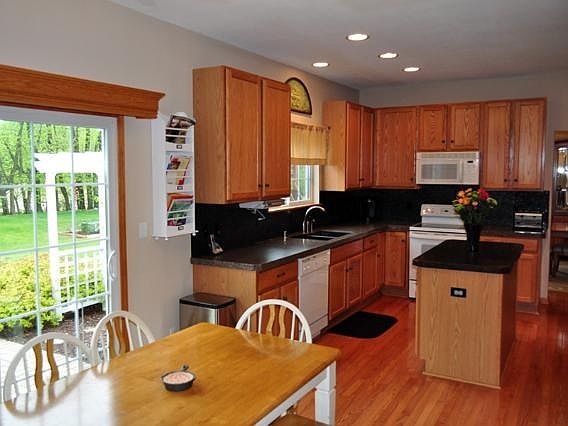 5th image of W154N6144 Hickory Hollow Ct