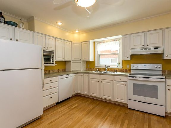 3rd image of 209 Saint Margaret Dr