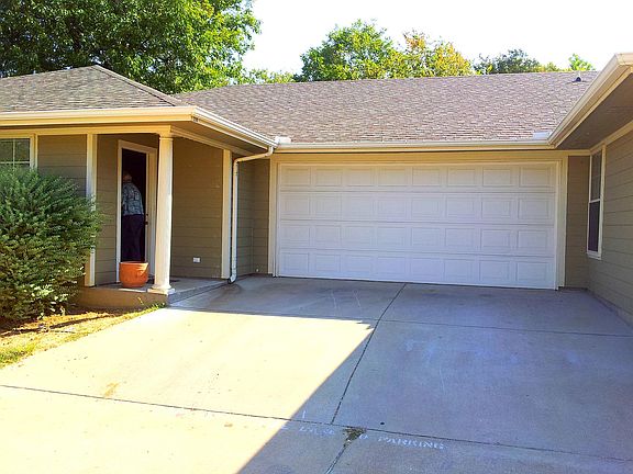 2nd image of 208 N Val Verde Cir APT B