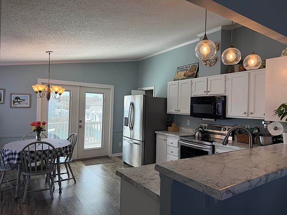 3rd image of 211 Dixon Dr.