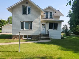 313 E 2nd St, Hills, MN 56138