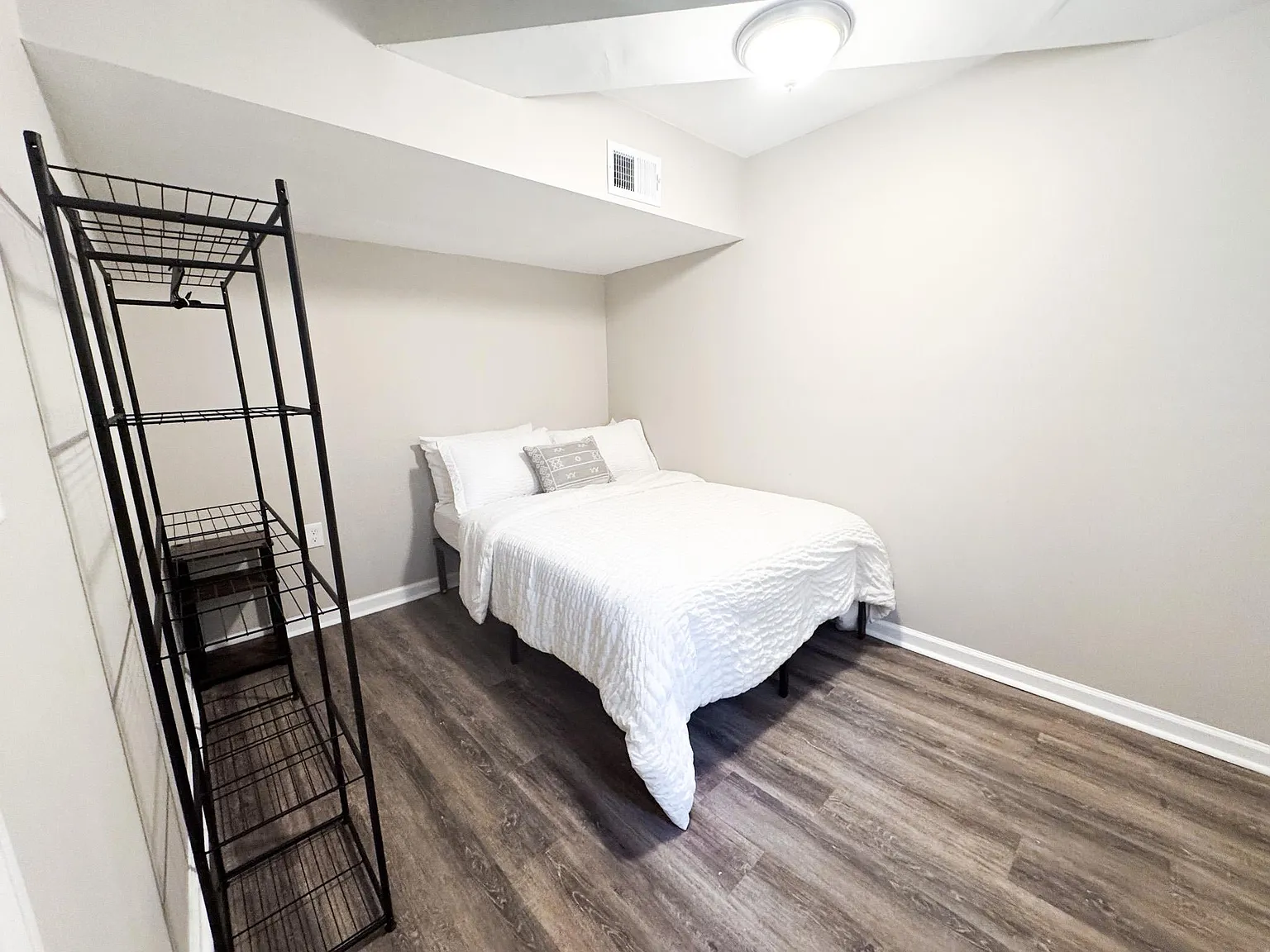 4 bed, 4.0 bath, 2400 sqft, $724 — Photo 2
