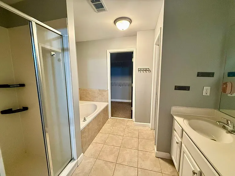 1656 Oakbrook Lake Dr — Photo 12