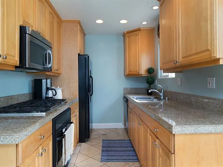 3011 Naugatuck Ave — Photo 5