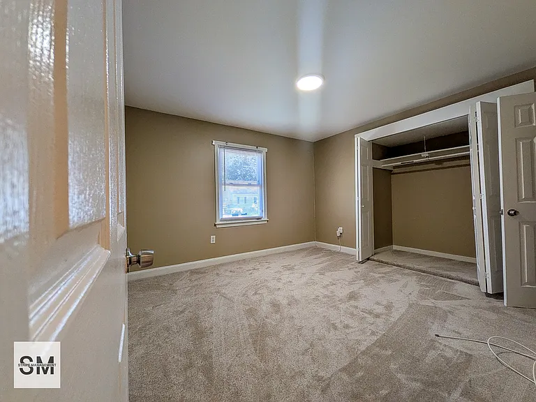 127 N Huron Dr — Photo 16