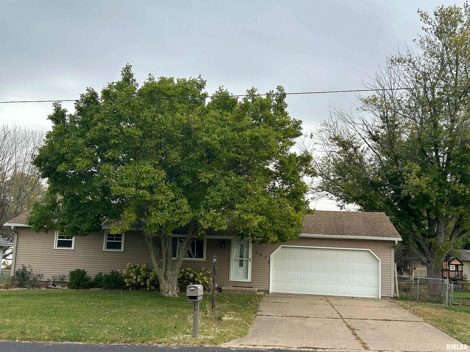 607 S Summit Dr photo 1