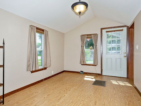 4th image of 310 E Illinois St