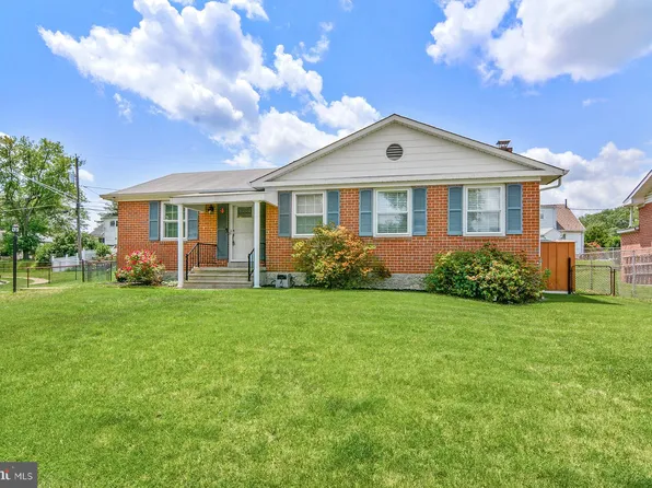 4 Carriage Lamp Ct, Parkville, MD 21234