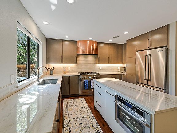 2nd image of 8121 Raintree Pl